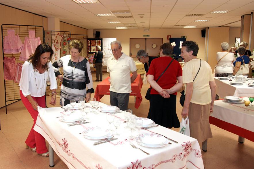Inauguración Exposición de Bordados de la Casa de Extremadura -  Asistentes a la exposición.