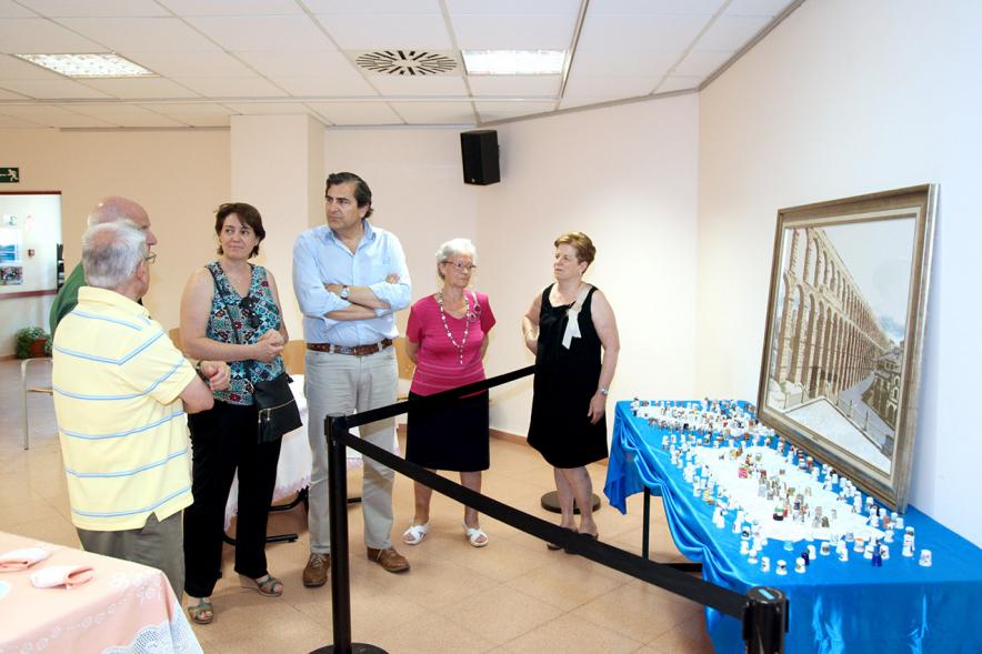 Inauguración Exposición de Bordados Casa de Extremadura - El concejal apreciando los trabajos.