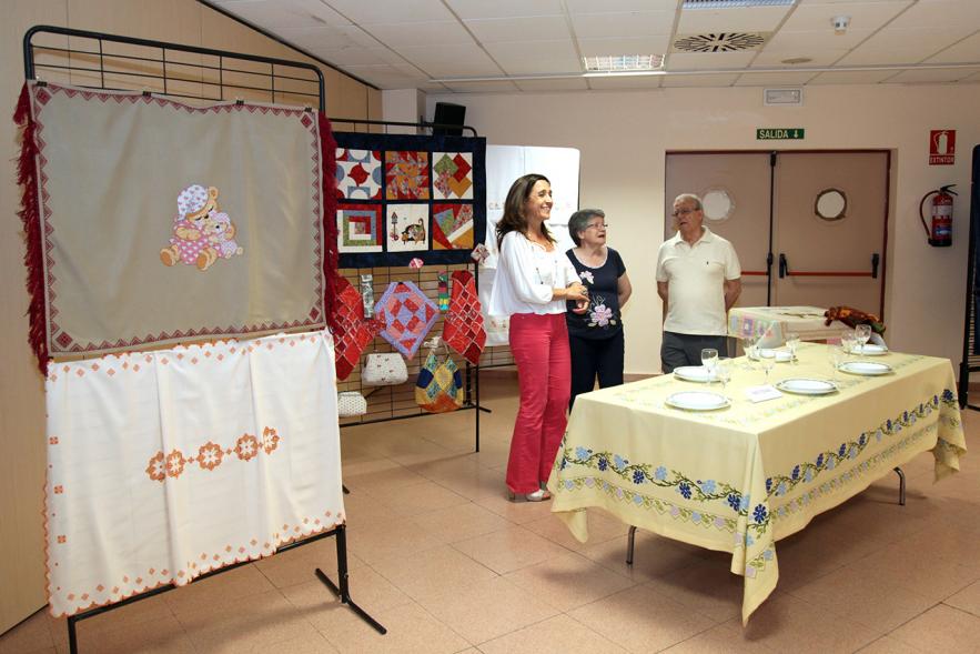 Inauguración Exposición de Bordados de la Casa de Extremadura -  Asistentes a la exposición.