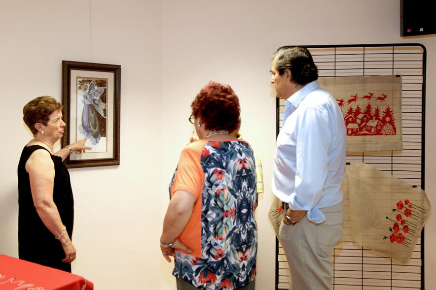 Inauguración Exposición de Bordados Casa de Extremadura - Trabajos expuestos y el concejal.