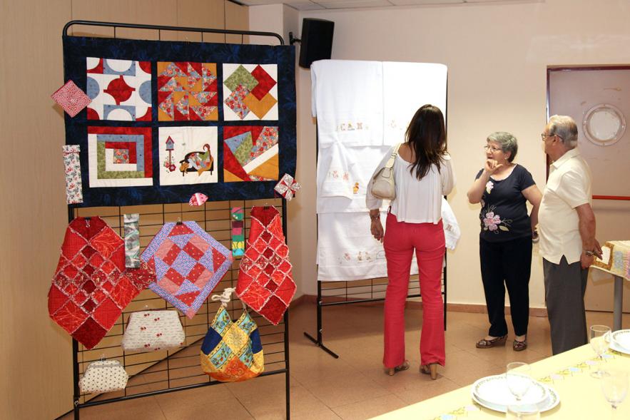 Inauguración Exposición de Bordados de la Casa de Extremadura - Asistentes a la exposición. 