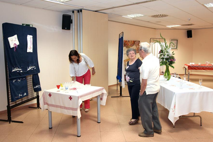 Inauguración Exposición de Bordados de la Casa de Extremadura - Asistentes a la exposición. 