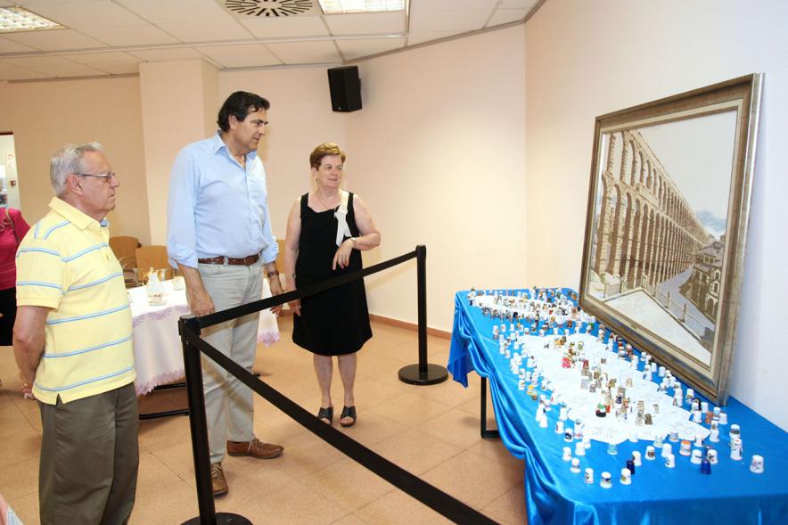 Inauguración Exposición de Bordados Casa de Extremadura - El concejal y los organizadores junto a un gran trabajo.