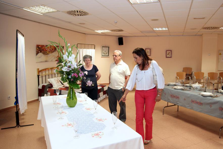 Inauguración Exposición de Bordados de la Casa de Extremadura - Asistentes a la exposición. 