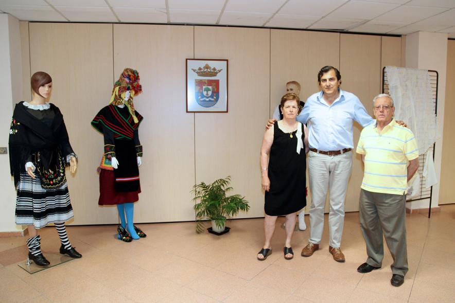Inauguración Exposición de Bordados Casa de Extremadura -  Posado del concejal con los organizadores. 
