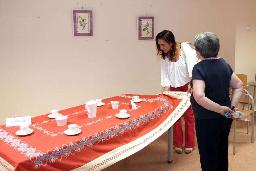 Inauguración Exposición de Bordados de la Casa de Extremadura -  Asistentes a la exposición.