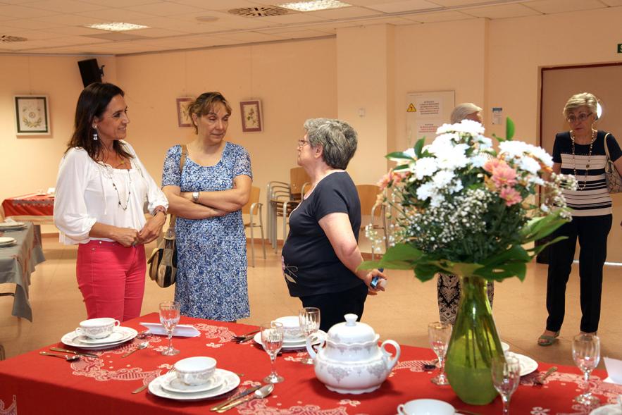 Inauguración Exposición de Bordados de la Casa de Extremadura -  Asistentes y artesanos en  la exposición.