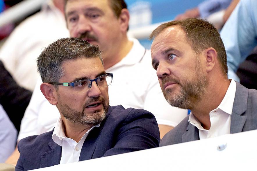 Inauguración Campeonato de Boxeo Amateur Femenino - Imagen de un momento del alcalde de Alcobendas Rafael Sánchez Acera comentando un combate con el presidente de la Federación Española de Boxeo Felipe Martínez.