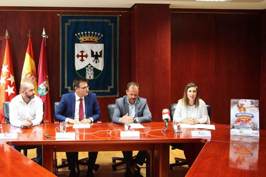 Presentación del Campeonato Europeo de Boxeo Femenino - Imagen de un momento de la presentación donde podemos ver al  vicealcalde Miguel Ángel Arranz ,la concejala de Deportes María Espín,  el directo general de Deportes de la Comunidad de Madrid Javier Orcaray y el presidente de la Federación Española de Boxeo, Felipe Martínez.