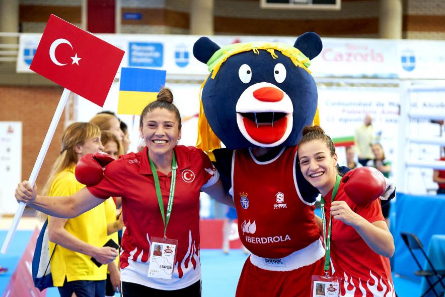 Inauguración Campeonato de Boxeo Amateur Femenino - Imagen de un momento de la inauguración del Campeonato de Boxeo Amateur Femenino, el desfile de las participantes  turcas