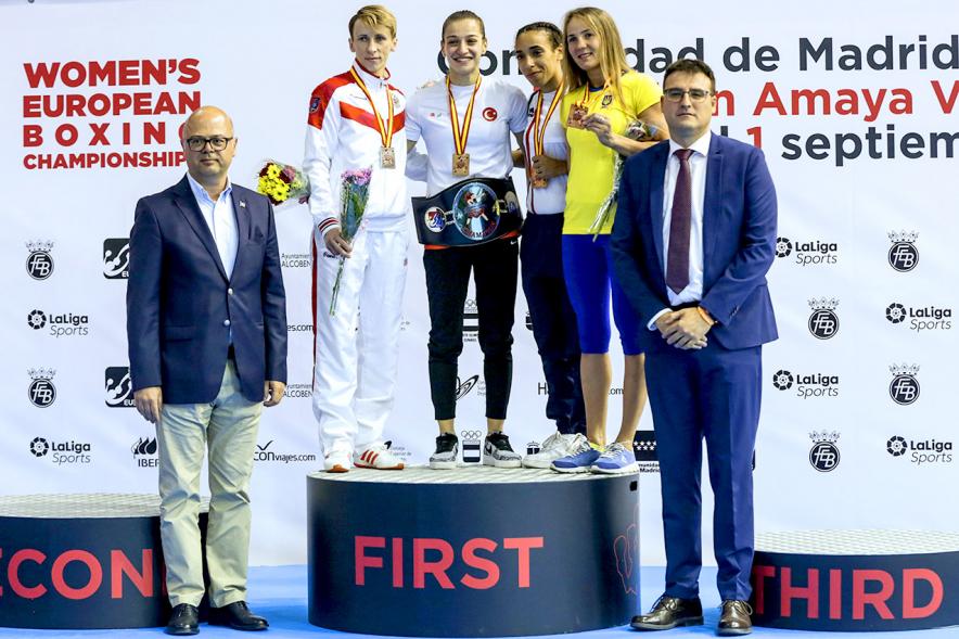 Concejal Miguel Ángel Arranz, Autoridades y Deportista. Pódium. Clausura Campeonato de Boxeo Amateur Femenino -2019