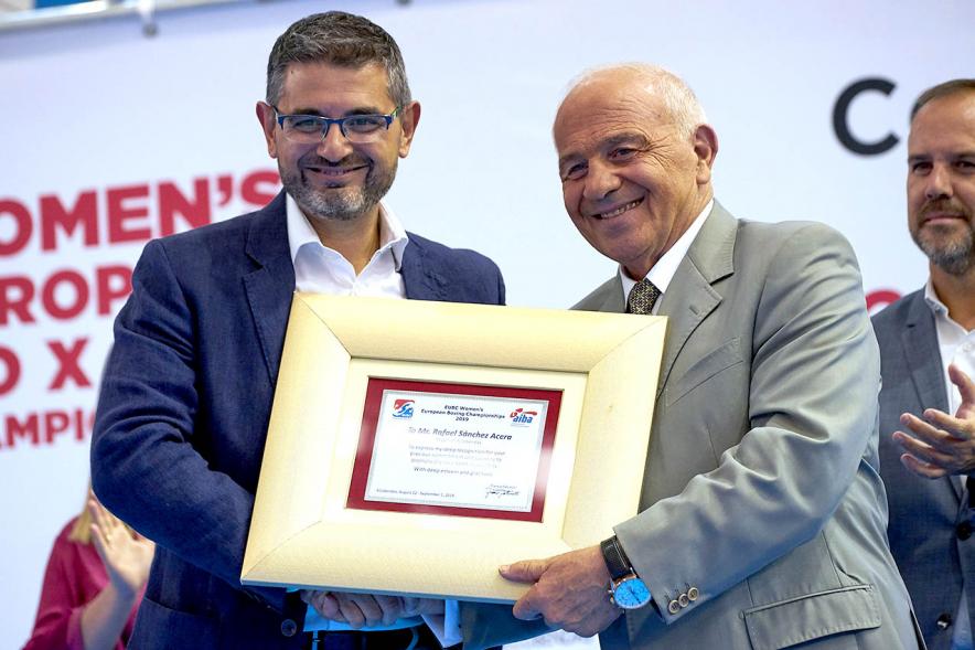 Inauguración Campeonato de Boxeo Amateur Femenino - Imagen de un momento que el alcalde de Alcobendas Rafael Sánchez Acera recibe una placa conmemorativa.
