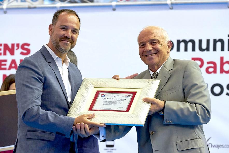 Inauguración Campeonato de Boxeo Amateur Femenino - Imagen de un momento que el director general de Deportes de la Comunidad de Madrid Javier Orcaray recibe una placa conmemorativa.