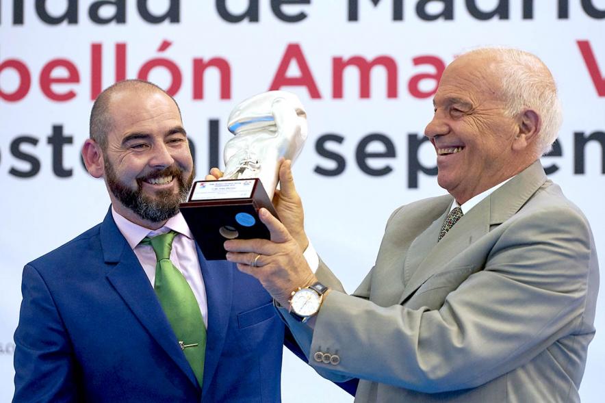Inauguración Campeonato de Boxeo Amateur Femenino - Imagen de autoridades en el escenario mostrando los distintos trofeos de las ganadoras.