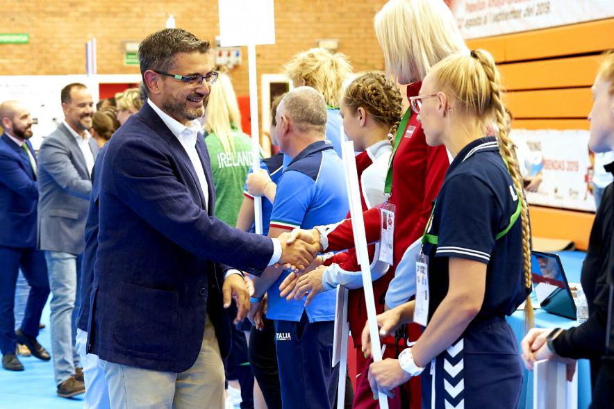 Inauguración Campeonato de Boxeo Amateur Femenino - Imagen del alcalde Rafael Sánchez Acera y otras autoridades saludando a los participantes.