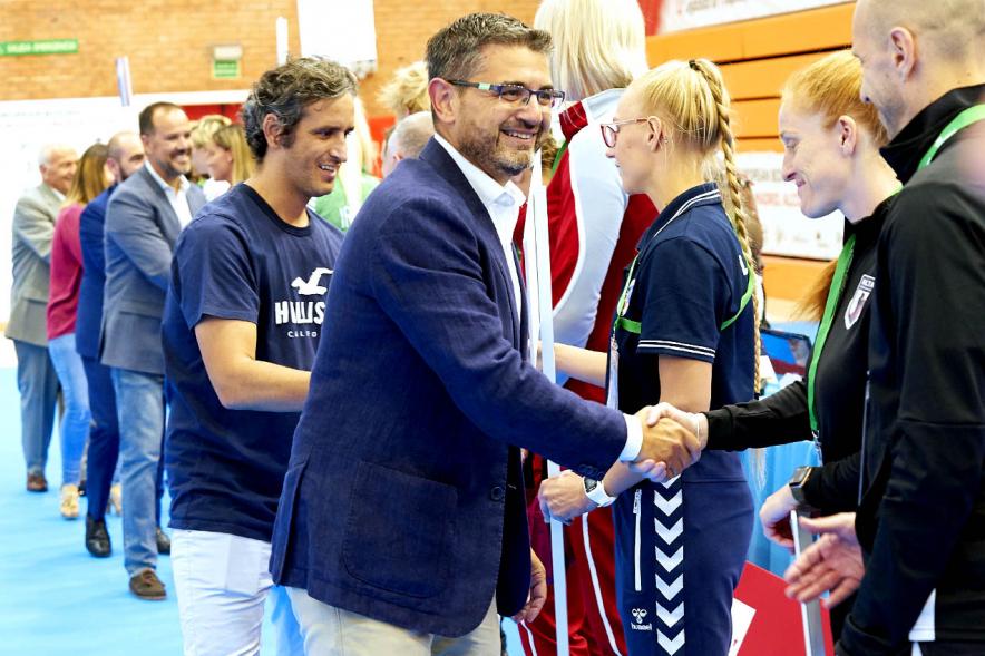 Inauguración Campeonato de Boxeo Amateur Femenino - Imagen del alcalde Rafael Sánchez Acera y otras autoridades saludando a los participantes.