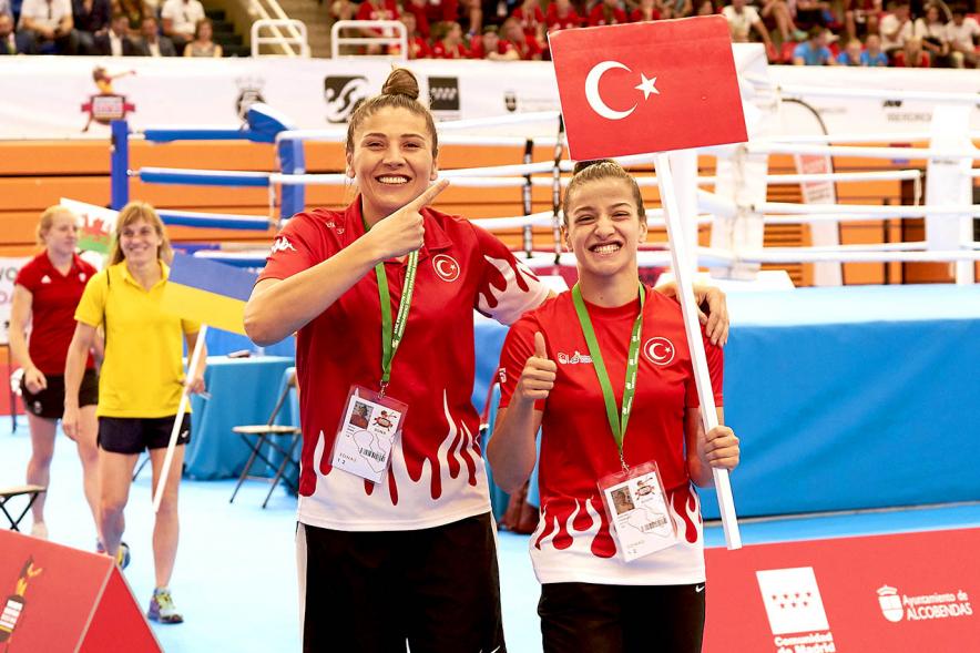 Inauguración Campeonato de Boxeo Amateur Femenino - Imagen de un momento de la inauguración del Campeonato de Boxeo Amateur Femenino, el desfile de las participantes turcas.