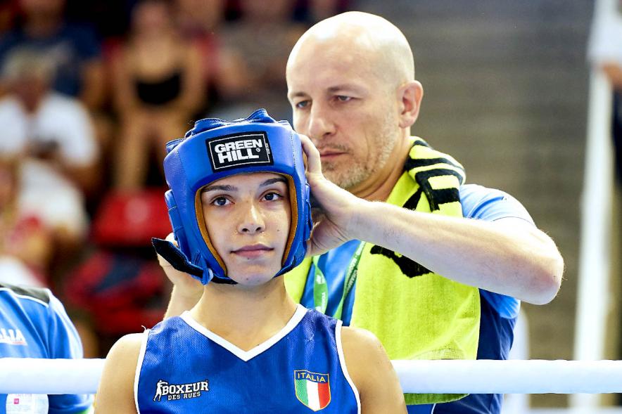 Inauguración Campeonato de Boxeo Amateur Femenino - Imagen de un entrenador colocando el casco protector a una boxeadora.