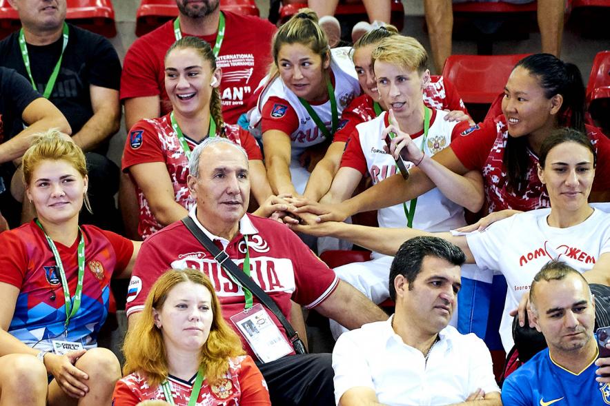 Inauguración Campeonato de Boxeo Amateur Femenino - Imagen del equipo de Rusia sentado en la grada siguiendo los diferentes combates.