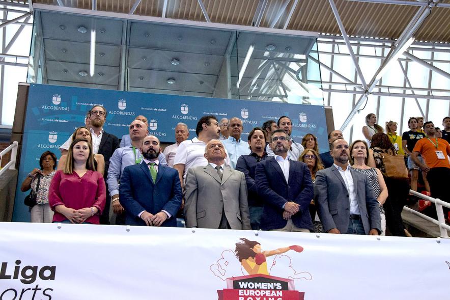 Inauguración Campeonato de Boxeo Amateur Femenino - Imagen del placo de autoridades de píe escuchando el himno.