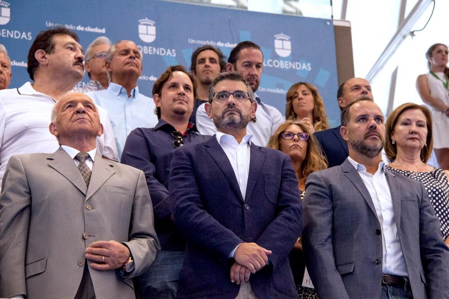 Inauguración Campeonato de Boxeo Amateur Femenino - Imagen del placo de autoridades de píe escuchando el himno.