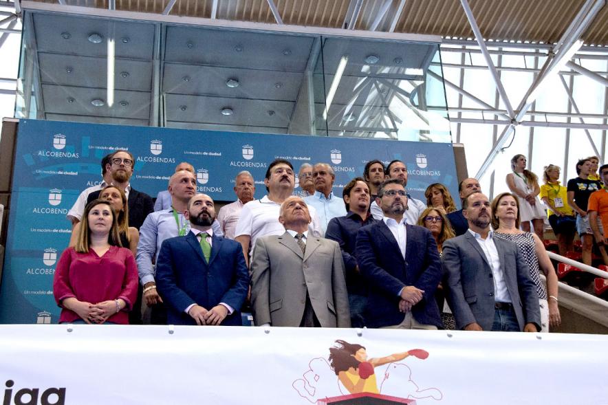 Inauguración Campeonato de Boxeo Amateur Femenino - Imagen del placo de autoridades de píe escuchando el himno.