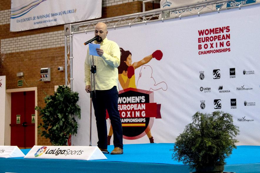 Inauguración Campeonato de Boxeo Amateur Femenino - Imagen del escenario, donde se está dirigiendo al público una persona. 