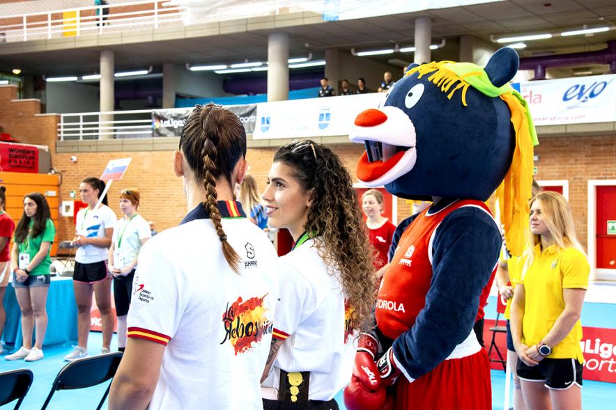 Inauguración Campeonato de Boxeo Amateur Femenino - Imagen de las boxeadoras españolas de espaldas.