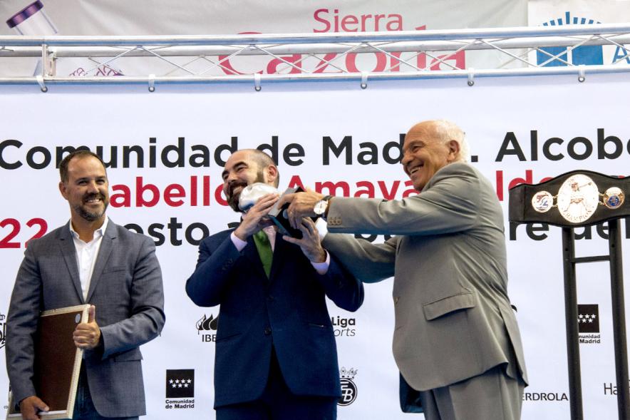 Inauguración Campeonato de Boxeo Amateur Femenino - Imagen de autoridades en el escenario mostrando los distintos trofeos de las ganadoras.