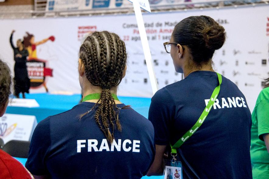 Inauguración Campeonato de Boxeo Amateur Femenino - Imagen de dos participantes de Francia de espaldas siguiendo un combate. 