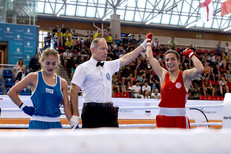 Inauguración Campeonato de Boxeo Amateur Femenino - Imagen del árbitro de un combate levantando la mano de la ganadora de un combate.