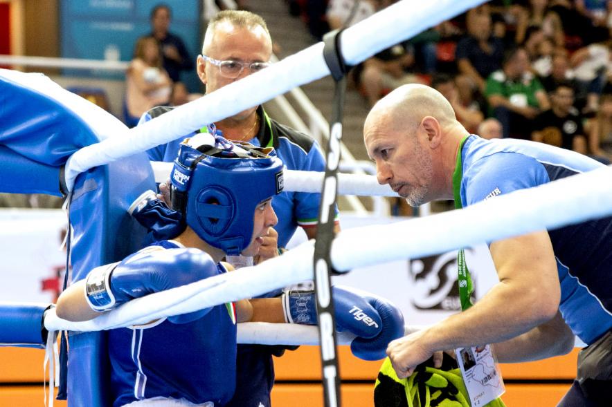Inauguración Campeonato de Boxeo Amateur Femenino - Imagen de un entrenador hablando con su boxeadora en una esquina del cuadrilátero.