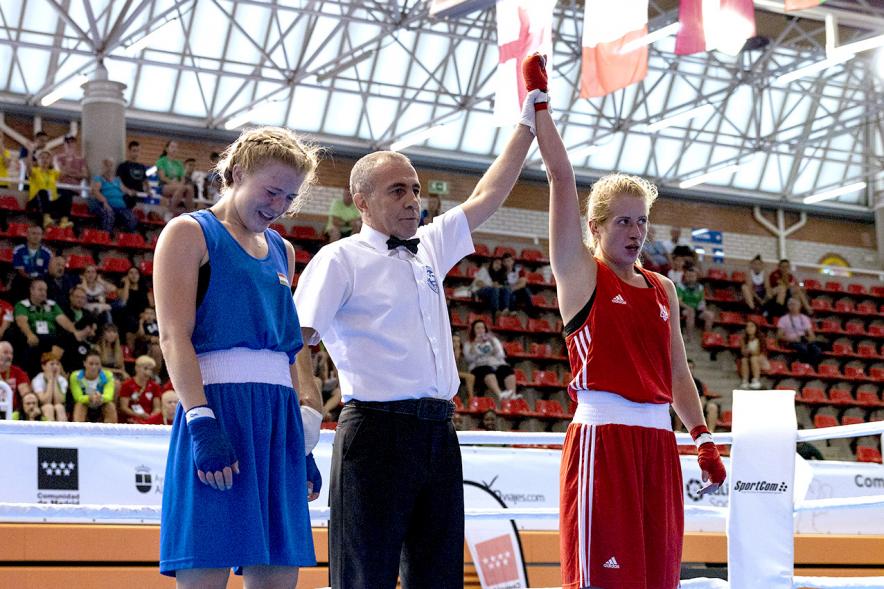 Inauguración Campeonato de Boxeo Amateur Femenino - Imagen del árbitro de un combate levantando la mano de la ganadora de un combate.