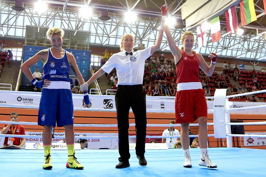 Inauguración Campeonato de Boxeo Amateur Femenino - Imagen del árbitro de un combate levantando la mano de la ganadora de un combate.