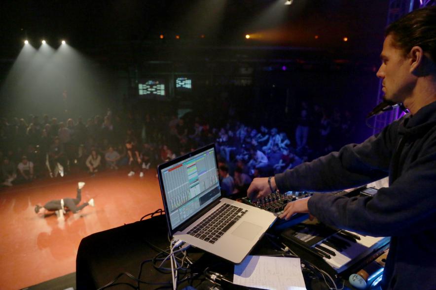 Festival de Break Dance en La Esfera - Primer plano del técnico de sonido.