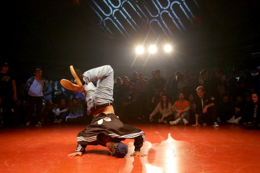 Festival de Break Dance en La Esfera - Imagen de  una actuación de break dance.