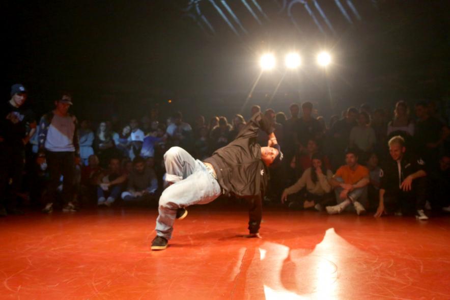 Festival de Break Dance en La Esfera - Imagen de  una actuación de break dance.