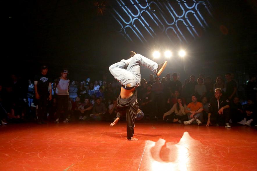 Festival de Break Dance en La Esfera - Imagen de  una actuación de break dance.