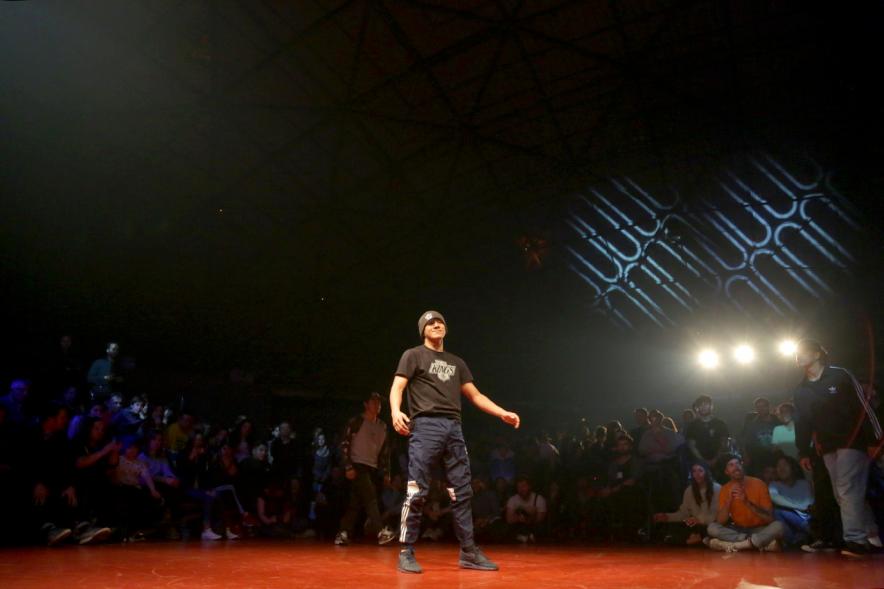 Festival de Break Dance en La Esfera - Imagen de  una actuación de break dance.