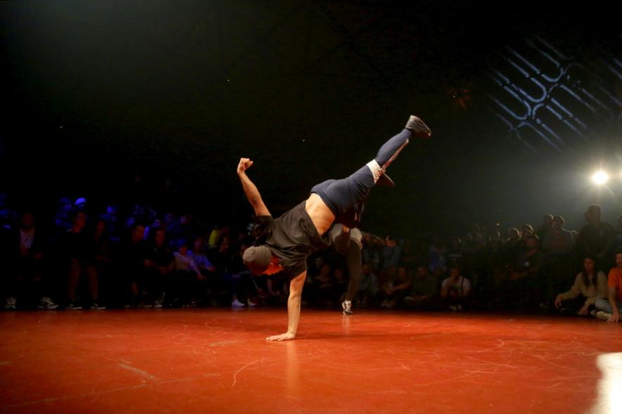 Festival de Break Dance en La Esfera - Imagen de  una actuación de break dance.