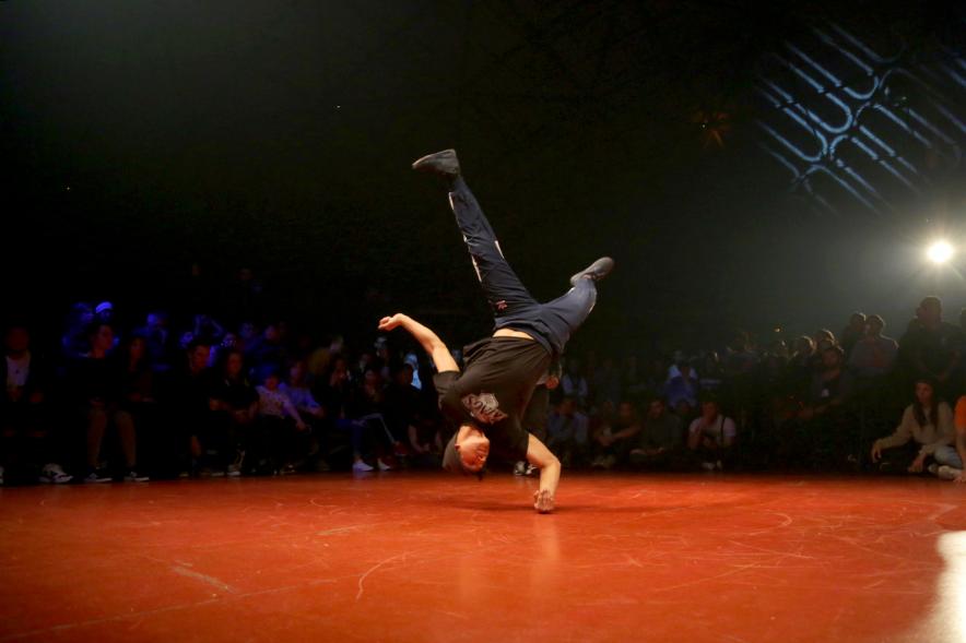 Festival de Break Dance en La Esfera - Imagen de  una actuación de break dance.