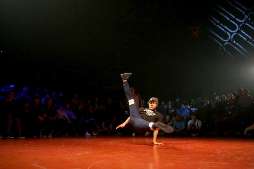 Festival de Break Dance en La Esfera - Imagen de  una actuación de break dance.