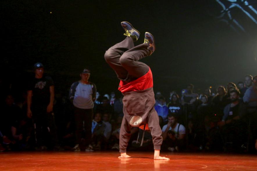 Festival de Break Dance en La Esfera - Imagen de  una actuación de break dance.