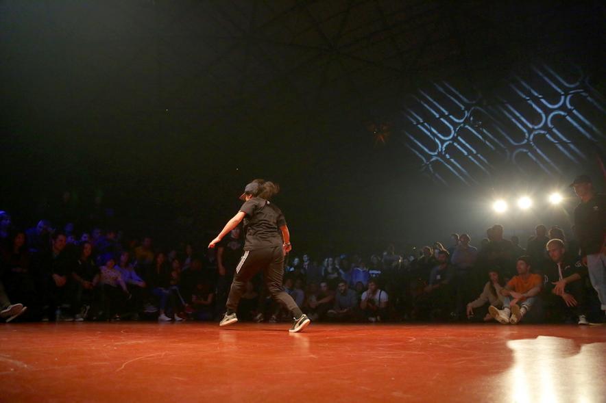 Festival de Break Dance en La Esfera - Imagen de  una actuación de break dance.