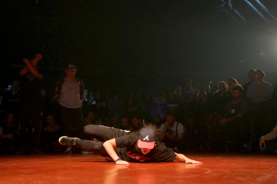 Festival de Break Dance en La Esfera - Imagen de  una actuación de break dance.
