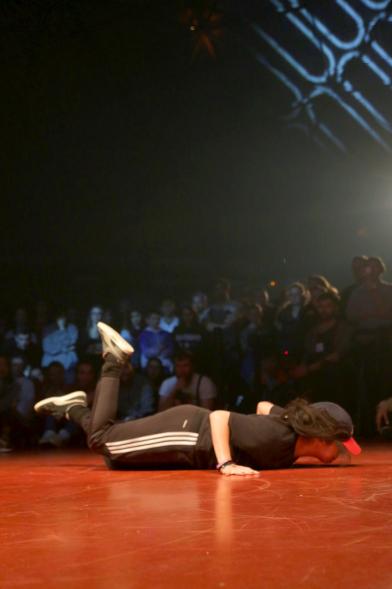 Festival de Break Dance en La Esfera - Imagen de  una actuación de break dance.