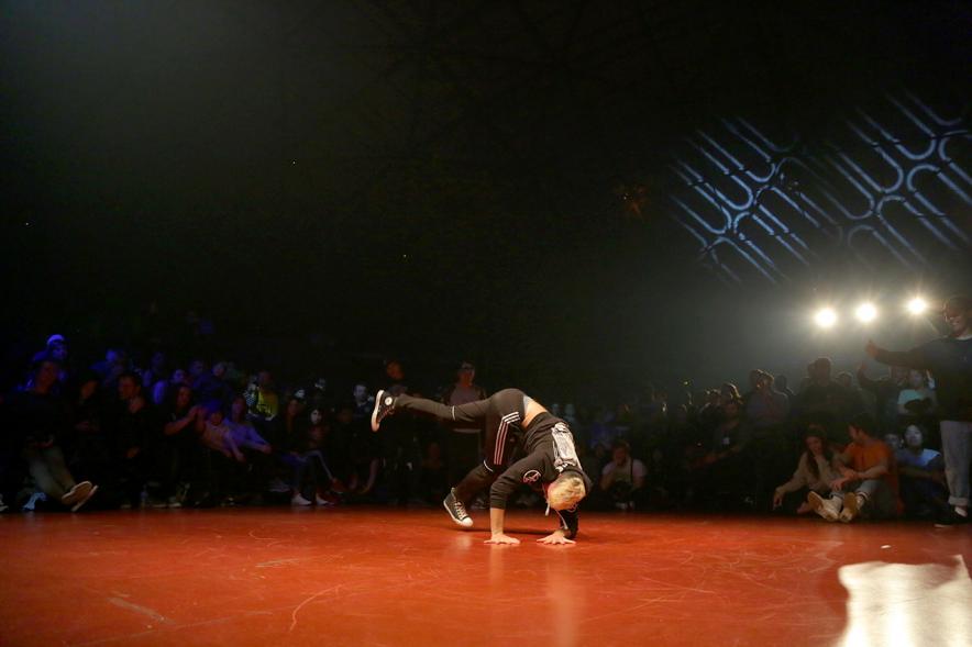 Festival de Break Dance en La Esfera - Imagen de  una actuación de break dance.