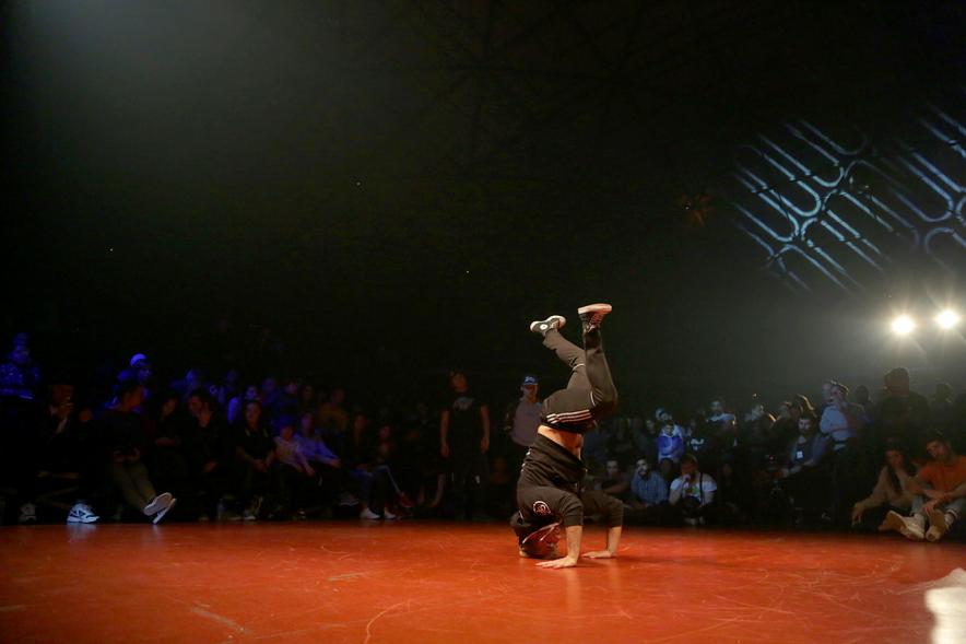 Festival de Break Dance en La Esfera - Imagen de  una actuación de break dance.