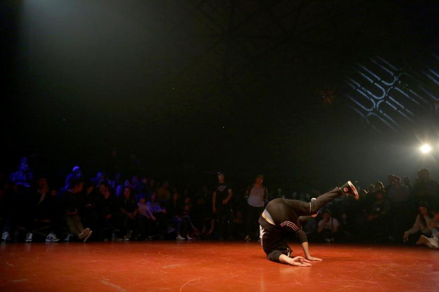 Festival de Break Dance en La Esfera - Imagen de  una actuación de break dance.