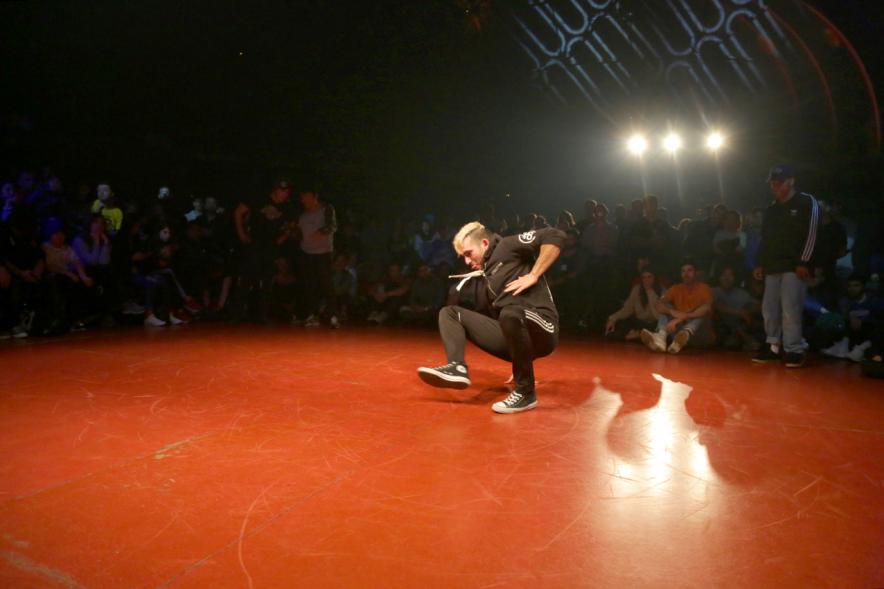 Festival de Break Dance en La Esfera - Imagen de  una actuación de break dance.